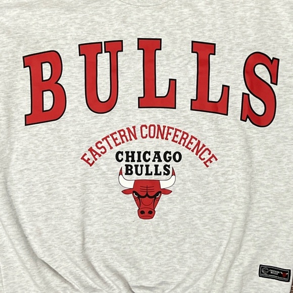 Chicago Bulls NBA Basketball Crewneck Pullover Jumper Sweatshirt - Picture 2 of 6